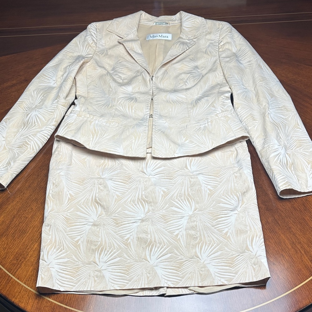 Max Mara Beige Jacquard Skirt Suit • Elegant Tailored Two-Piece • Size 6 - Picture 2 of 16